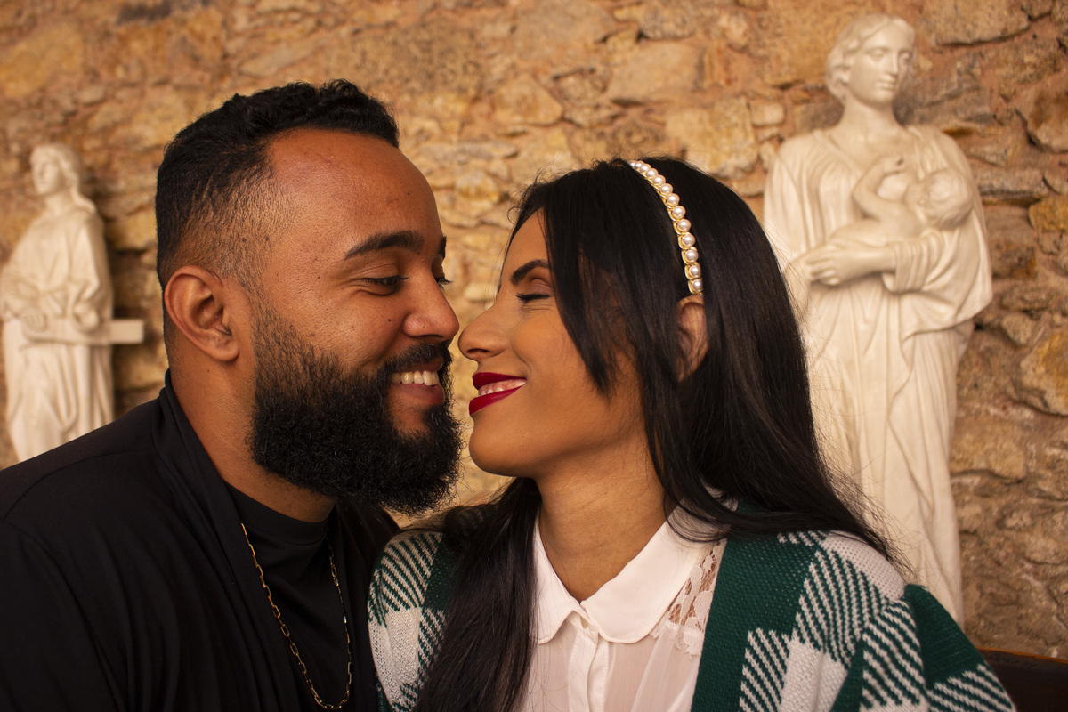 Casal um ao lado do outro, quase encostando os narizes e sorrindo (Fotografia de ensaio de casal no Museu Histórico de Campos dos Goytacazes no Rio de Janeiro.)