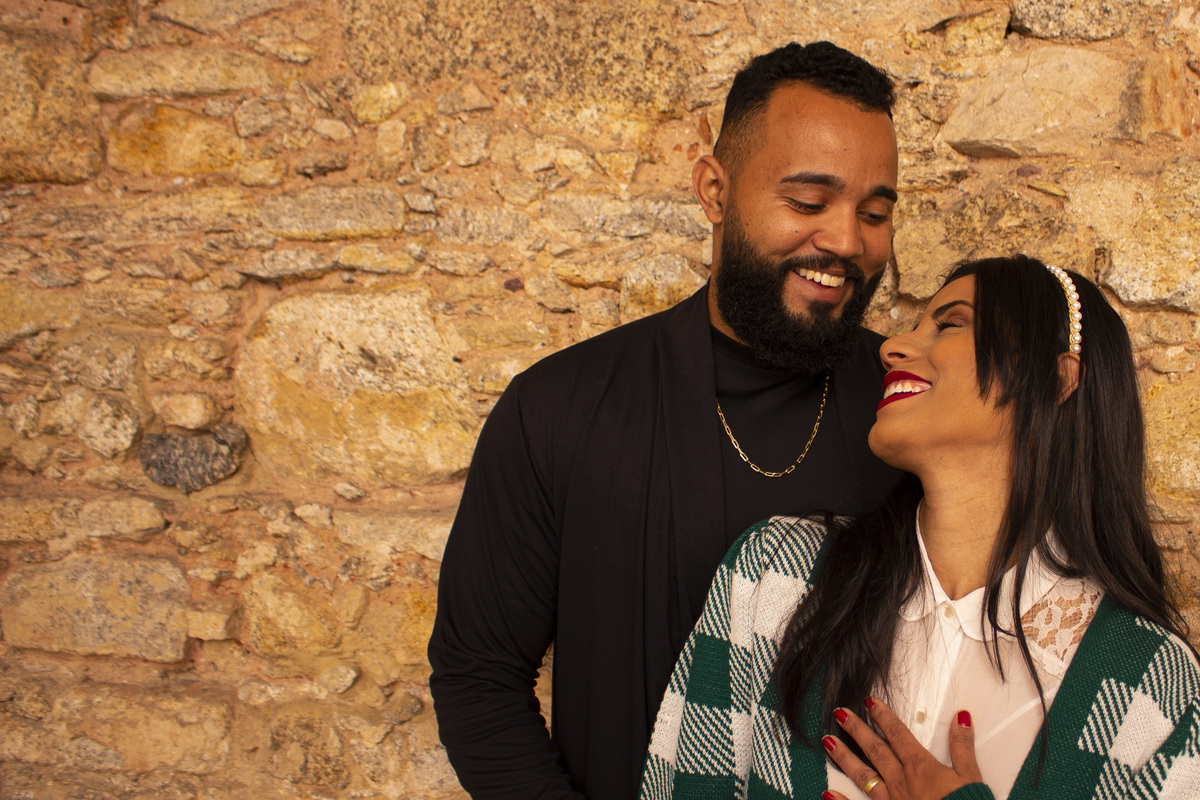 Casal um na frente do outro, sorrindo espontâneos (Fotografia de ensaio de casal no Museu Histórico de Campos dos Goytacazes no Rio de Janeiro.)