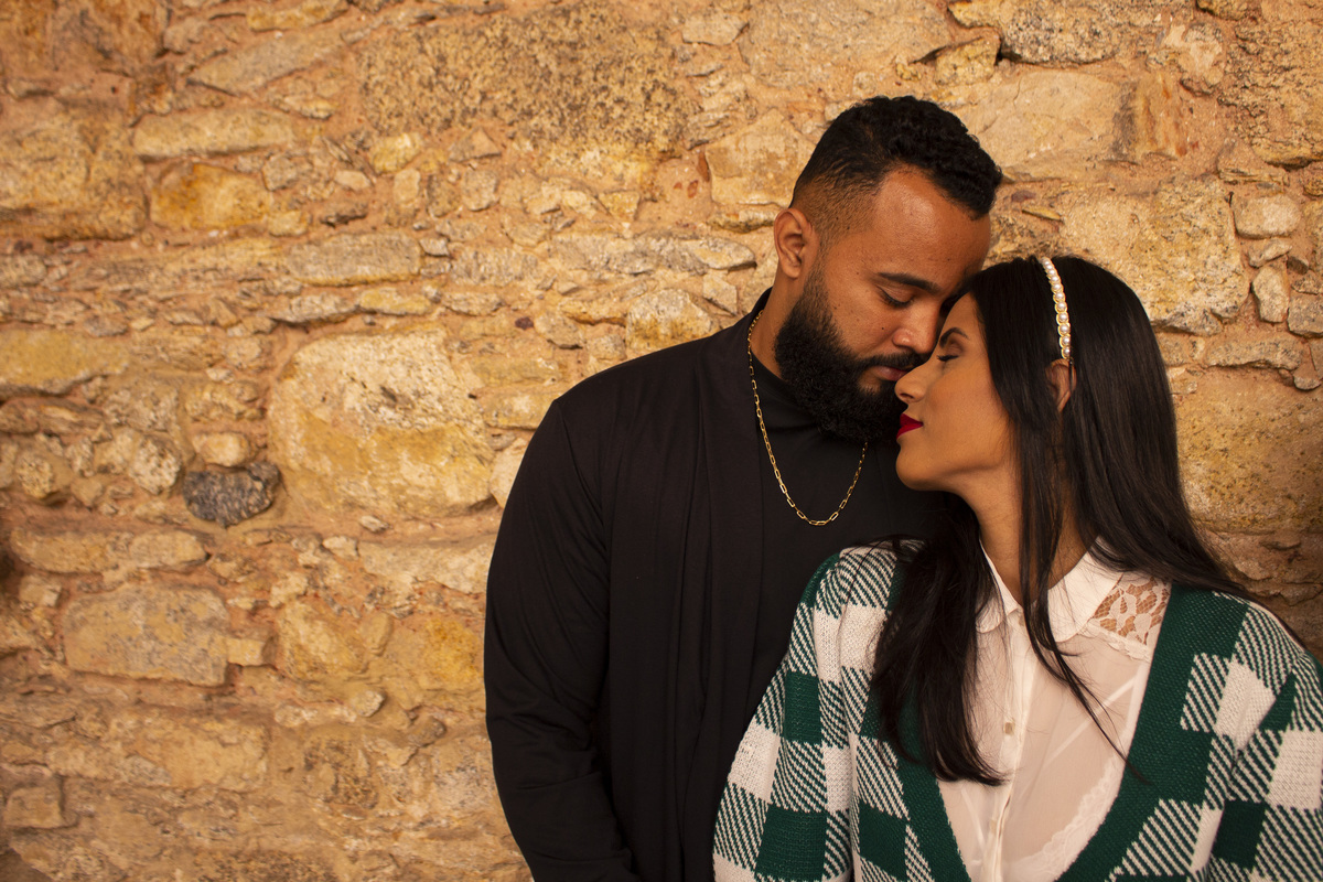 Casal um na frente do outro, quase encostando os narizes (Fotografia de ensaio de casal no Museu Histórico de Campos dos Goytacazes no Rio de Janeiro.)