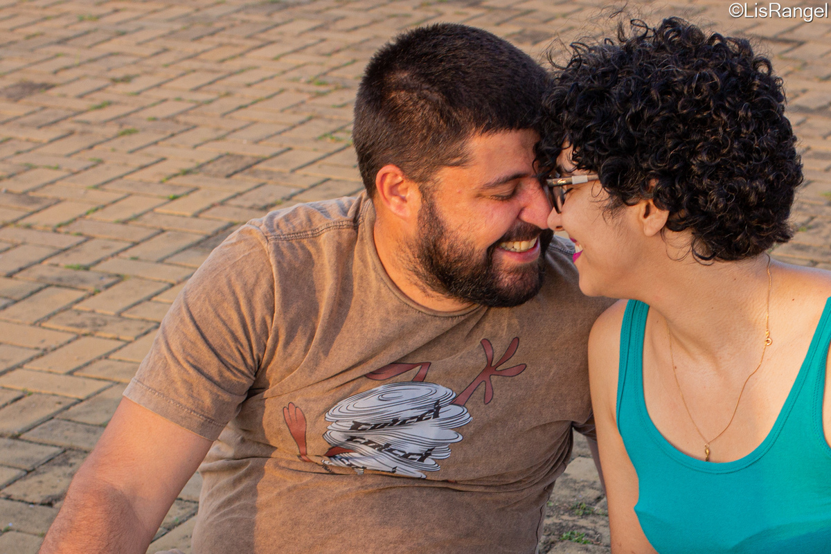 Casal dando 