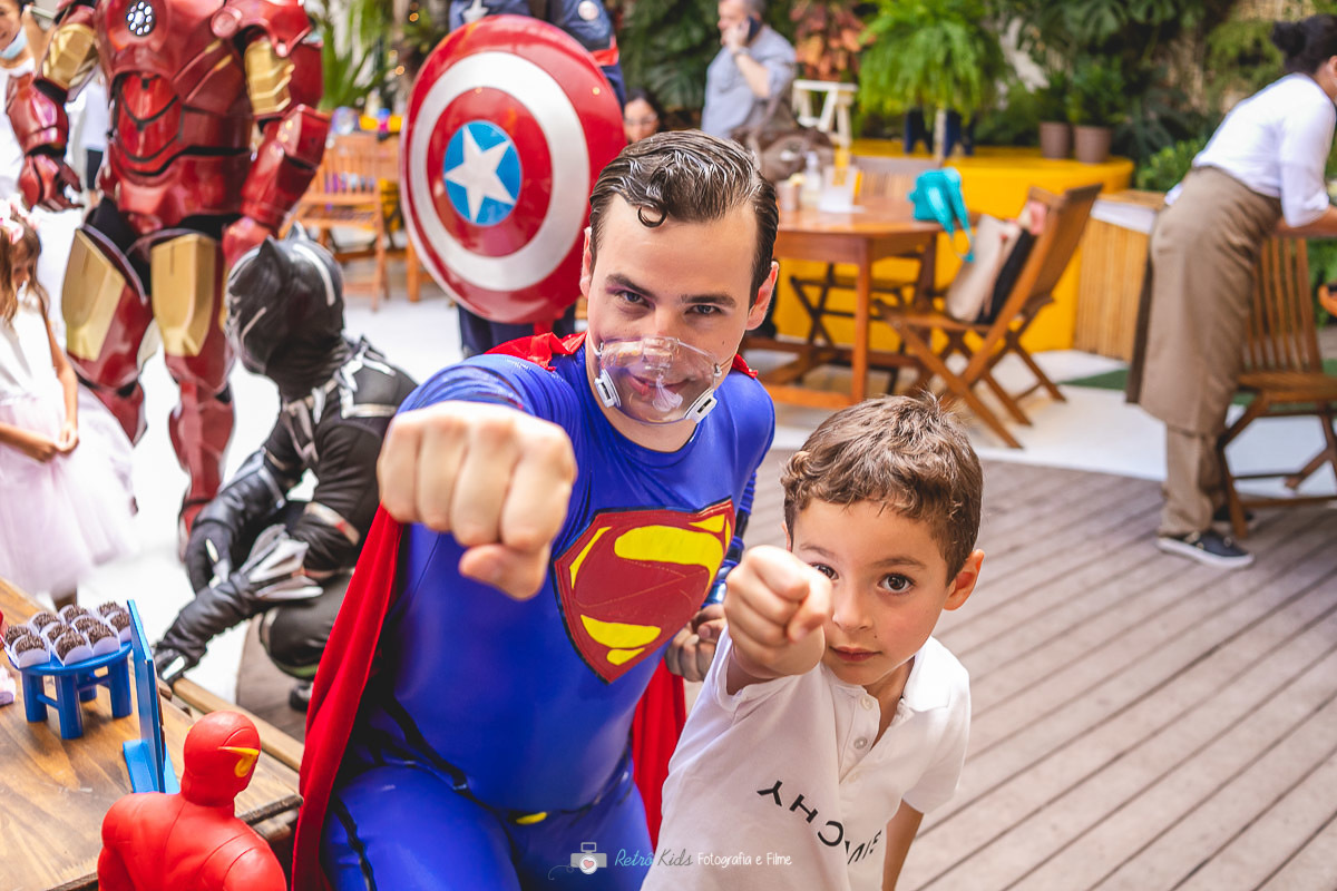 PERSONAGENS AVENGERS NO TRAGALUZ