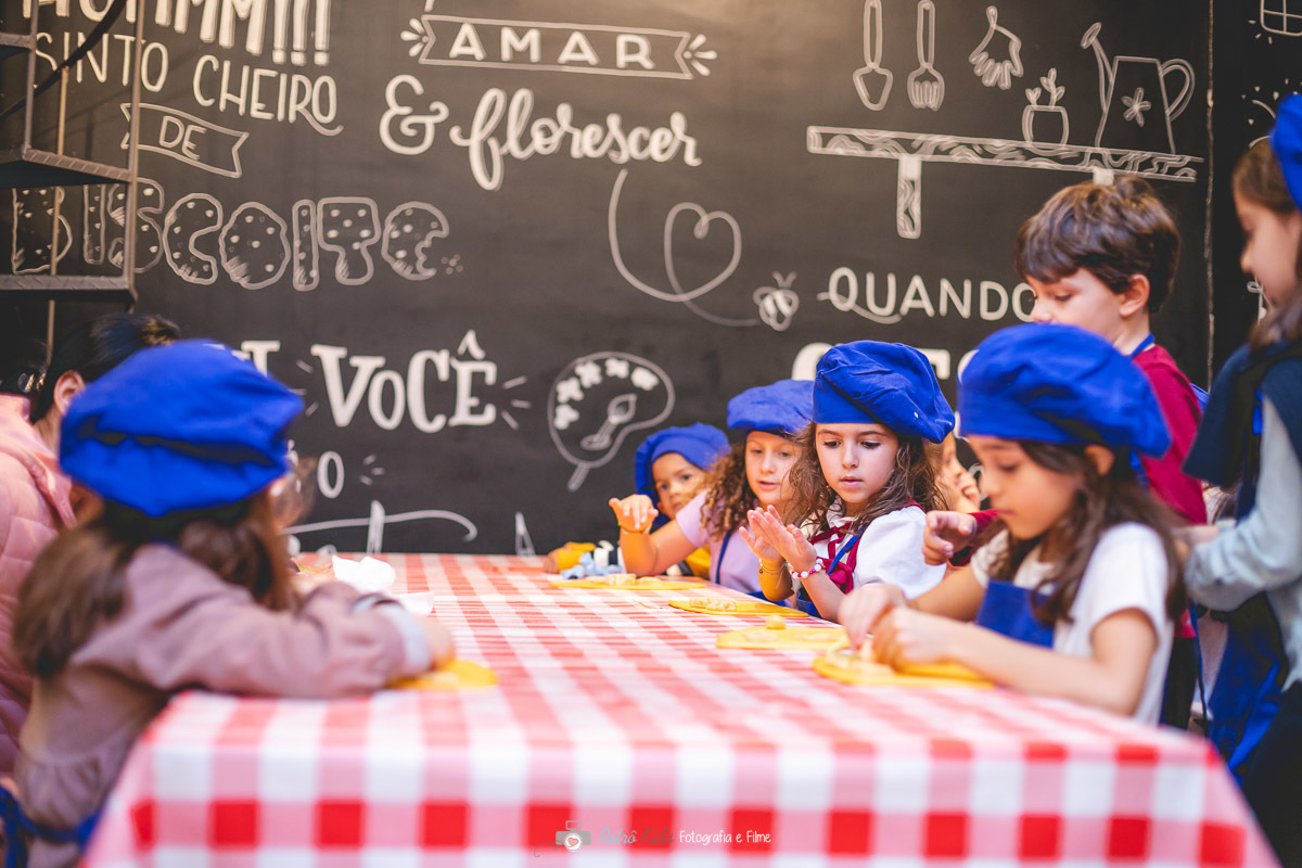 CRIANÇAS NA OFICINA DE COOKIE ESPAÇO DIX SP