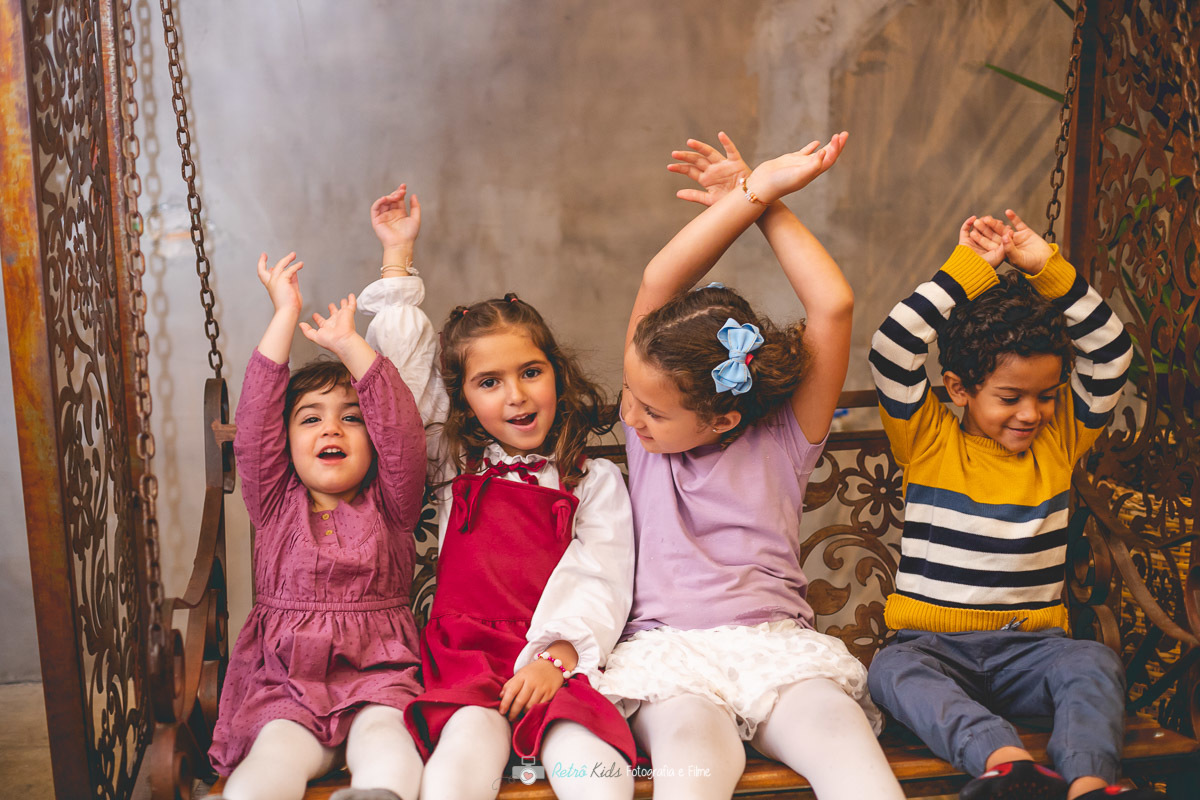 CRIANÇAS NO BALANÇO DE MADEIRA ESPAÇO DIX SP