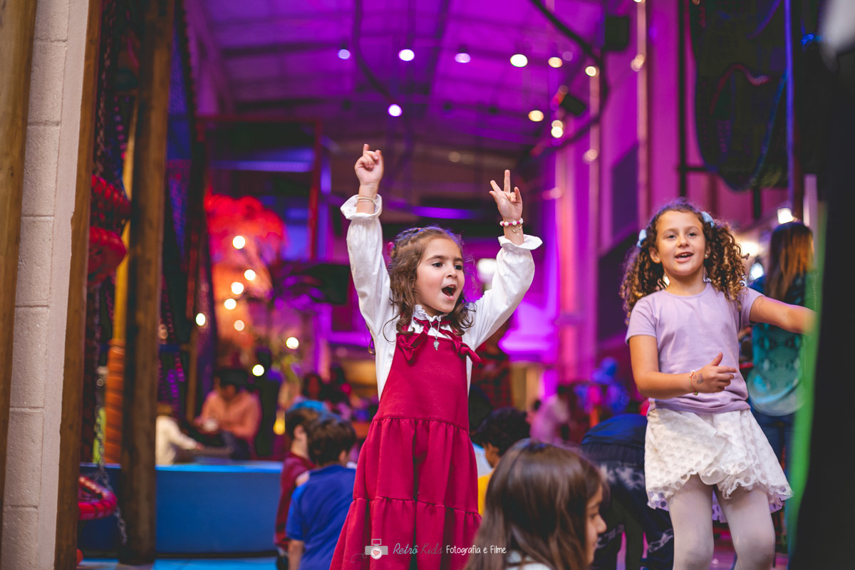 CRIANÇAS BRINCANDO NO  ESPAÇO DIX SP