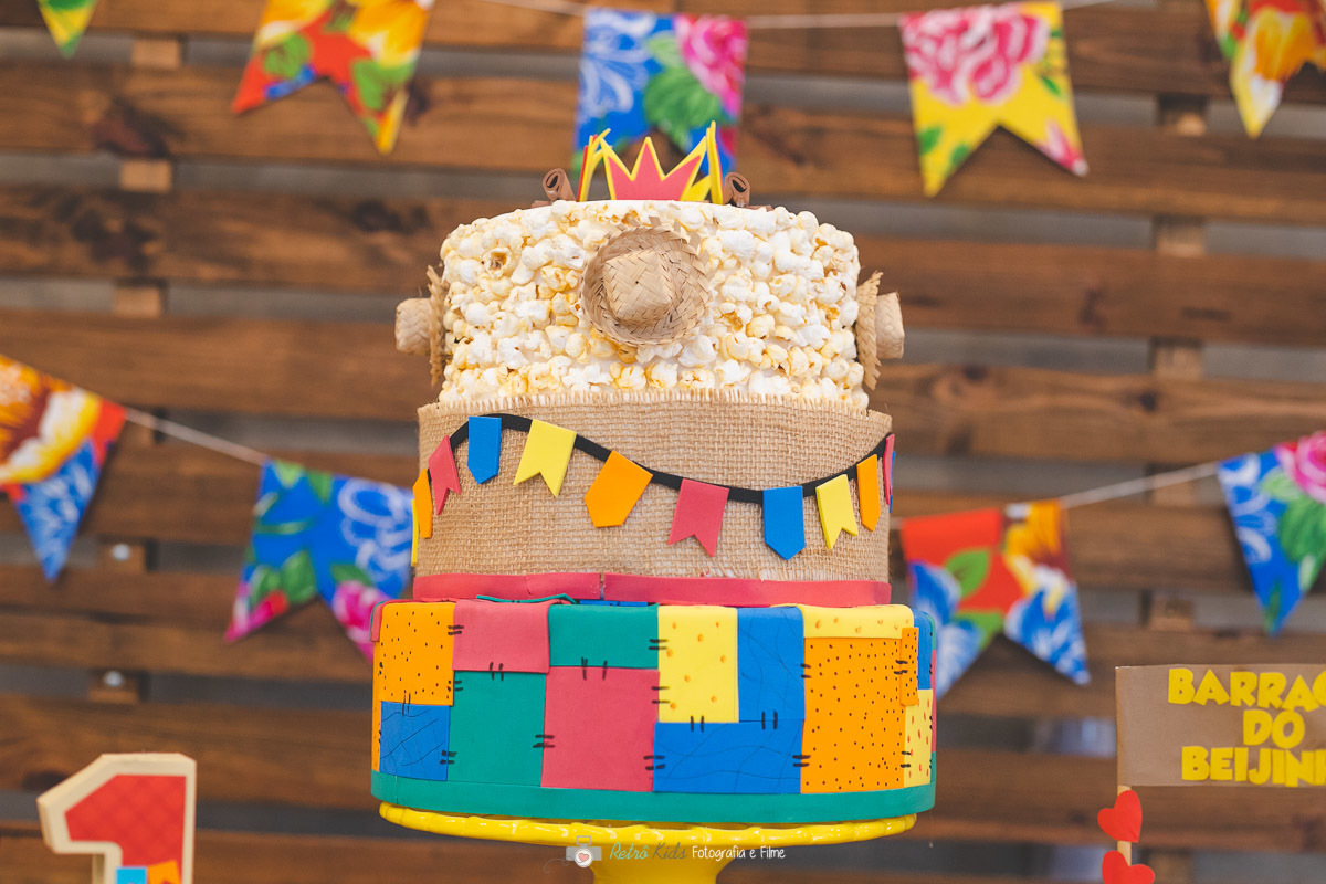 BOLO FAKE FESTA JUNINA COM PIPOCA
