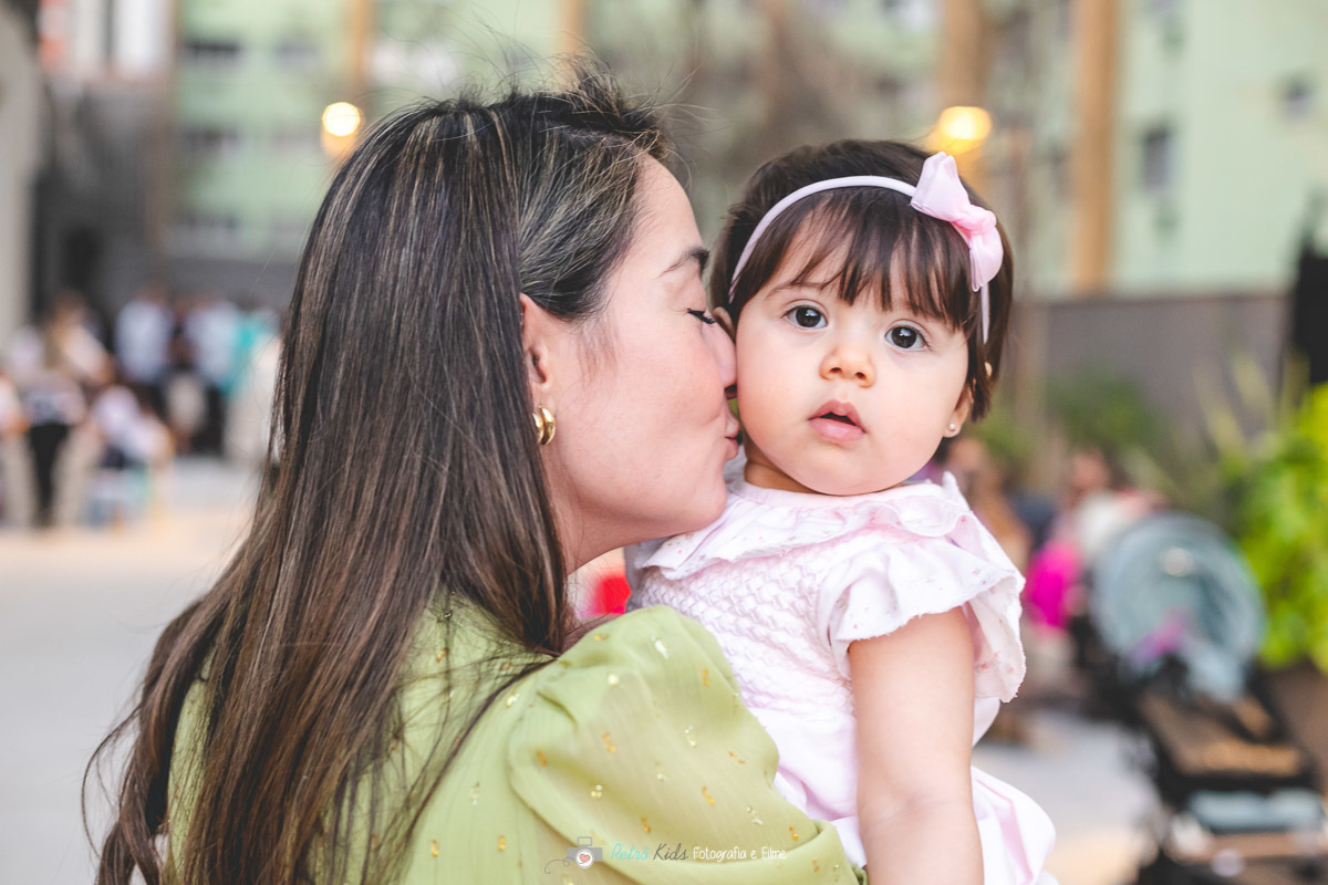 FOTO DE MÃE E FILHA AO AR LIVRE
