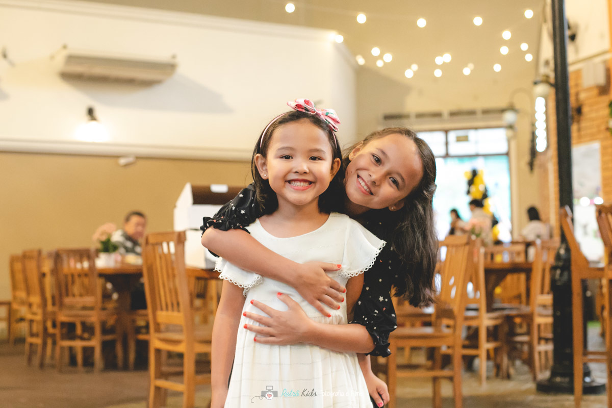 FOTOGRAFA DE FESTA INFANTIL COM 2 CRIANÇAS