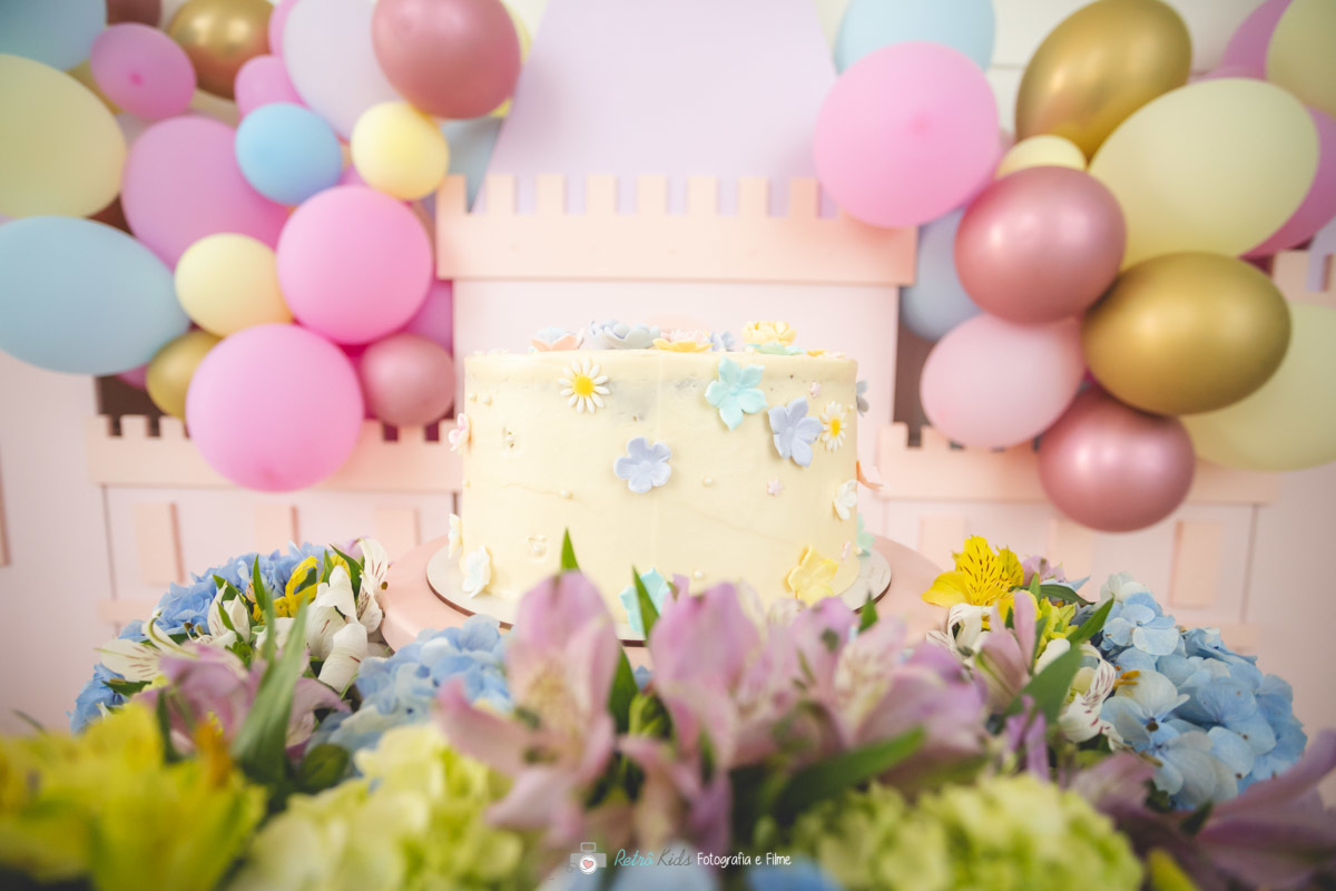 MESA PERSONALIZADA COM O TEMA PRINCESAS