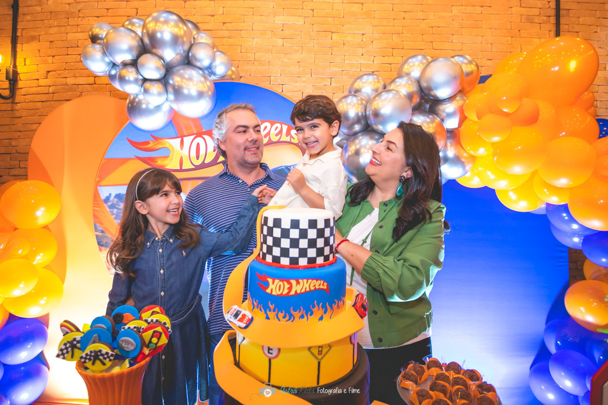 FOTOGRAFO PARA FESTA INFANTIL COM O TEMA HOT WHELLS