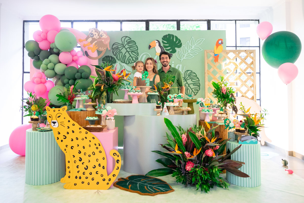 fotografia festa infantil foto de familia na frente da mesa 