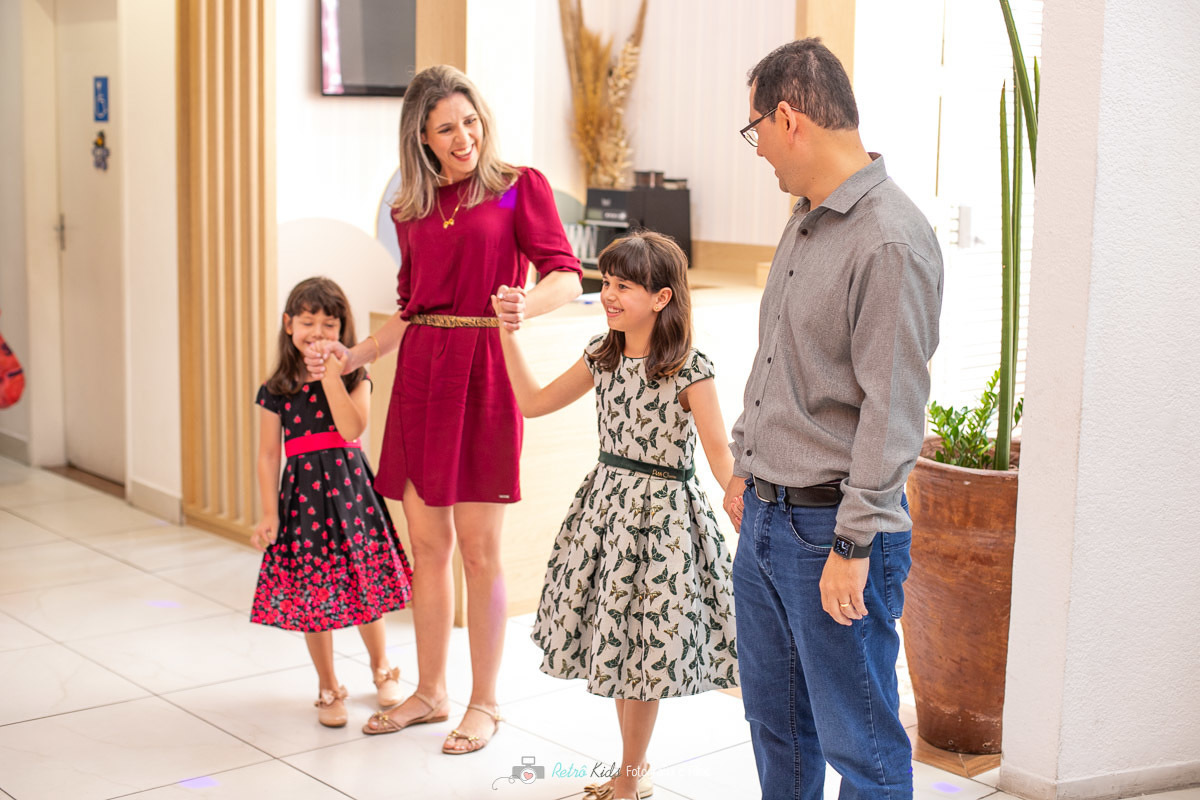 Família chegando no Buffet Alegria em SBC SP para a festa das meninas Retrô Kids Fotografia