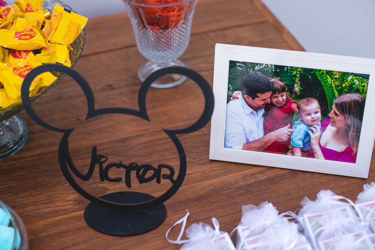Fotografia da familia na mesa decorada feita por Retrô Kids Fotografia
