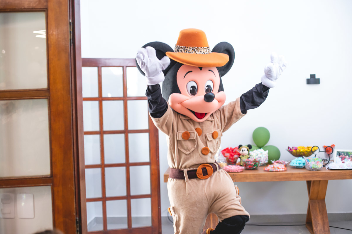 Mickey personagem chegando na festa infantil em Cotia SP fotografia