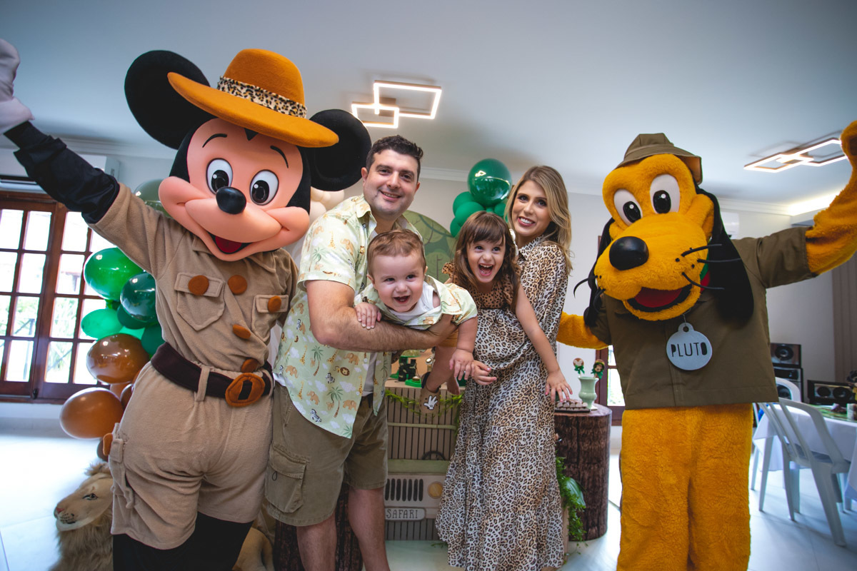 Família e personagens Mickey Safari na mesa do parabéns fotografia festa infantil Cotia SP