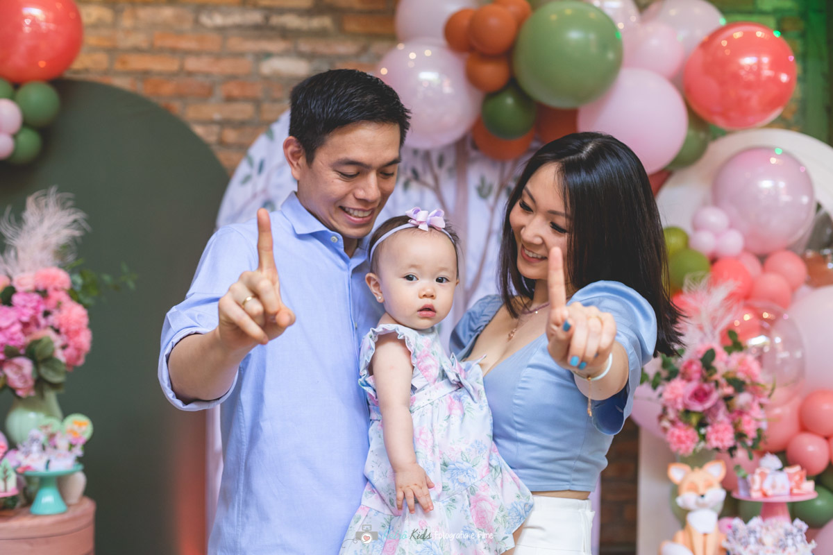 foto de familia na frente da mesa do bolo buffet miniland