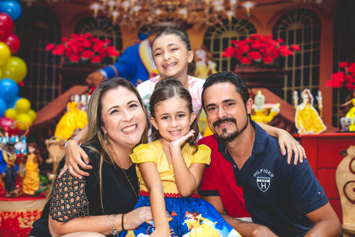 foto de familia na frente da mesa do bolo buffet kid recanto