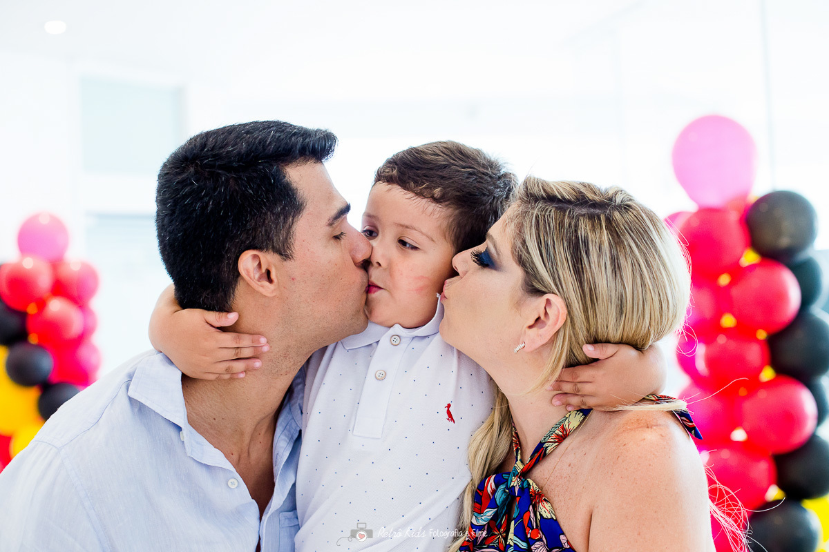 filho beijando o pai em sua festa de aniversário
