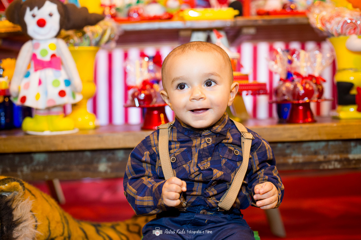 festa infantil de 1 aninho com o tema circo em frente a mesa com o tema circo