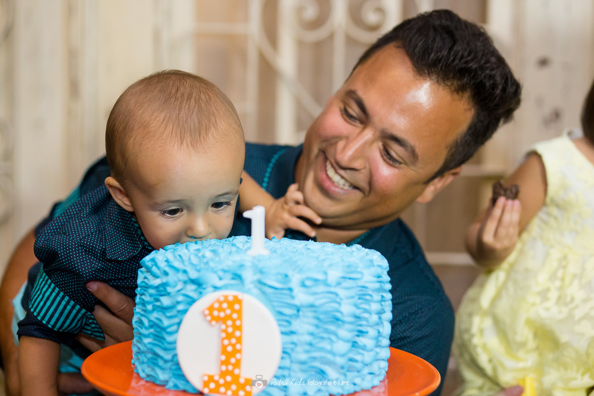 festa de 1 aninho com o henrique comendo o bolo depois do parabéns