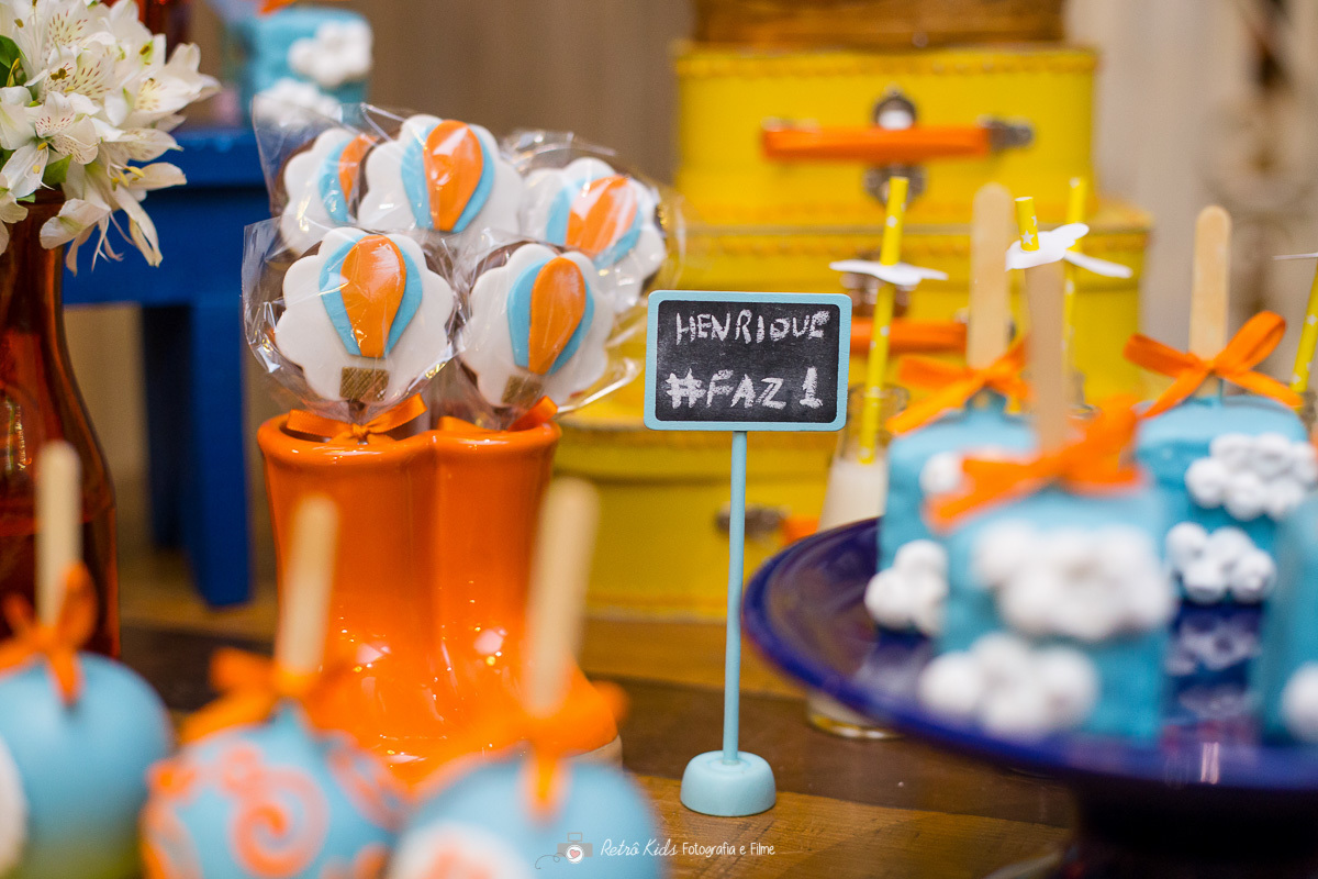 mesa de decoração com o tema balo~es no buffet miniland na região do tatuapé