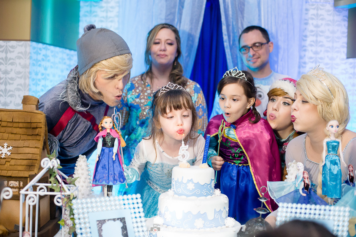 hora do parabens no buffet arrelia rock na região do tatuapé em são paulo com os personagens Frozen