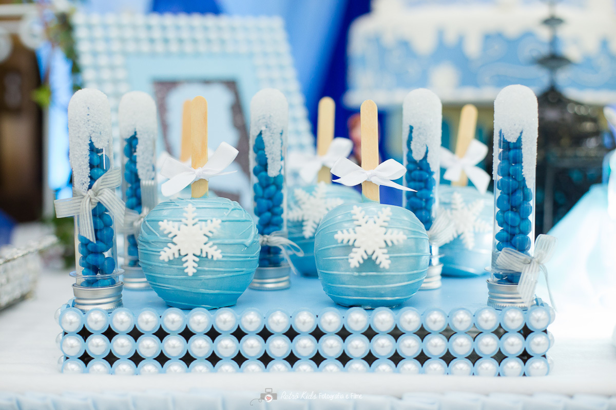 maça na decoração da festa com o tema frozen