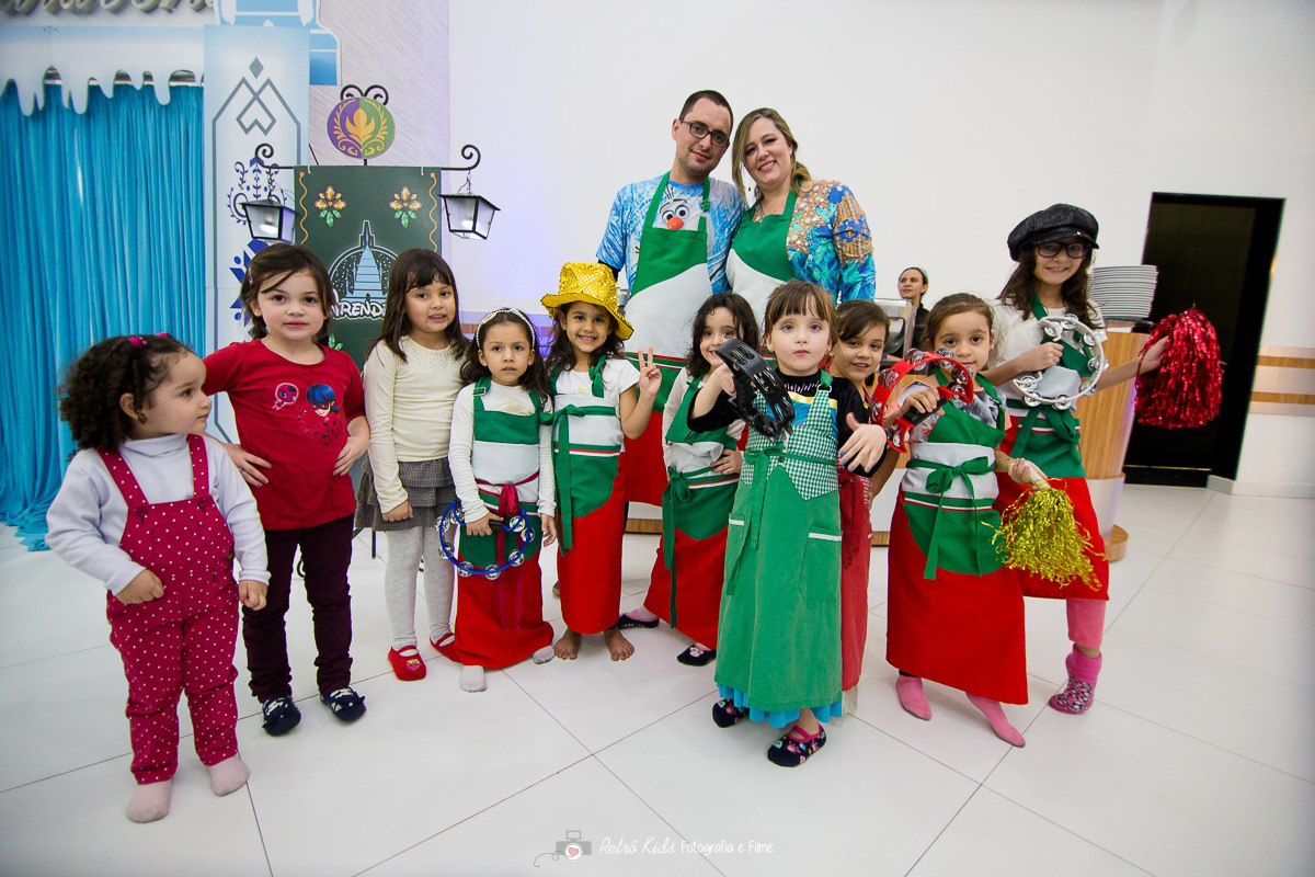 todos os amigos na fotografia da festa infantil