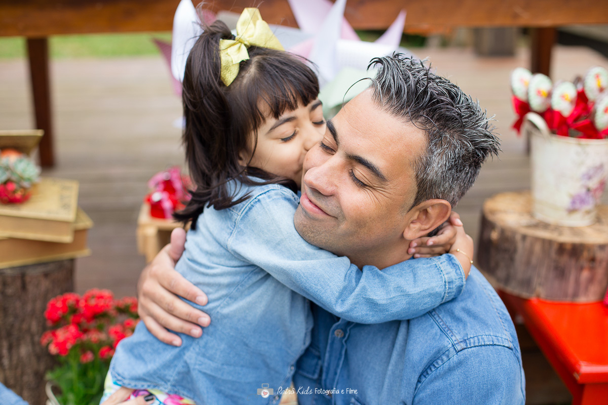 foto de pai e filha se beijando durante a festa