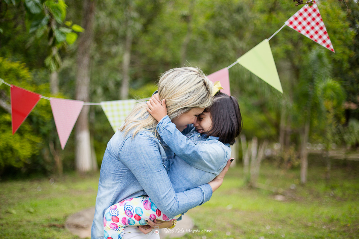 fotografia linda de mãe e filha curtindo a festa infantil
