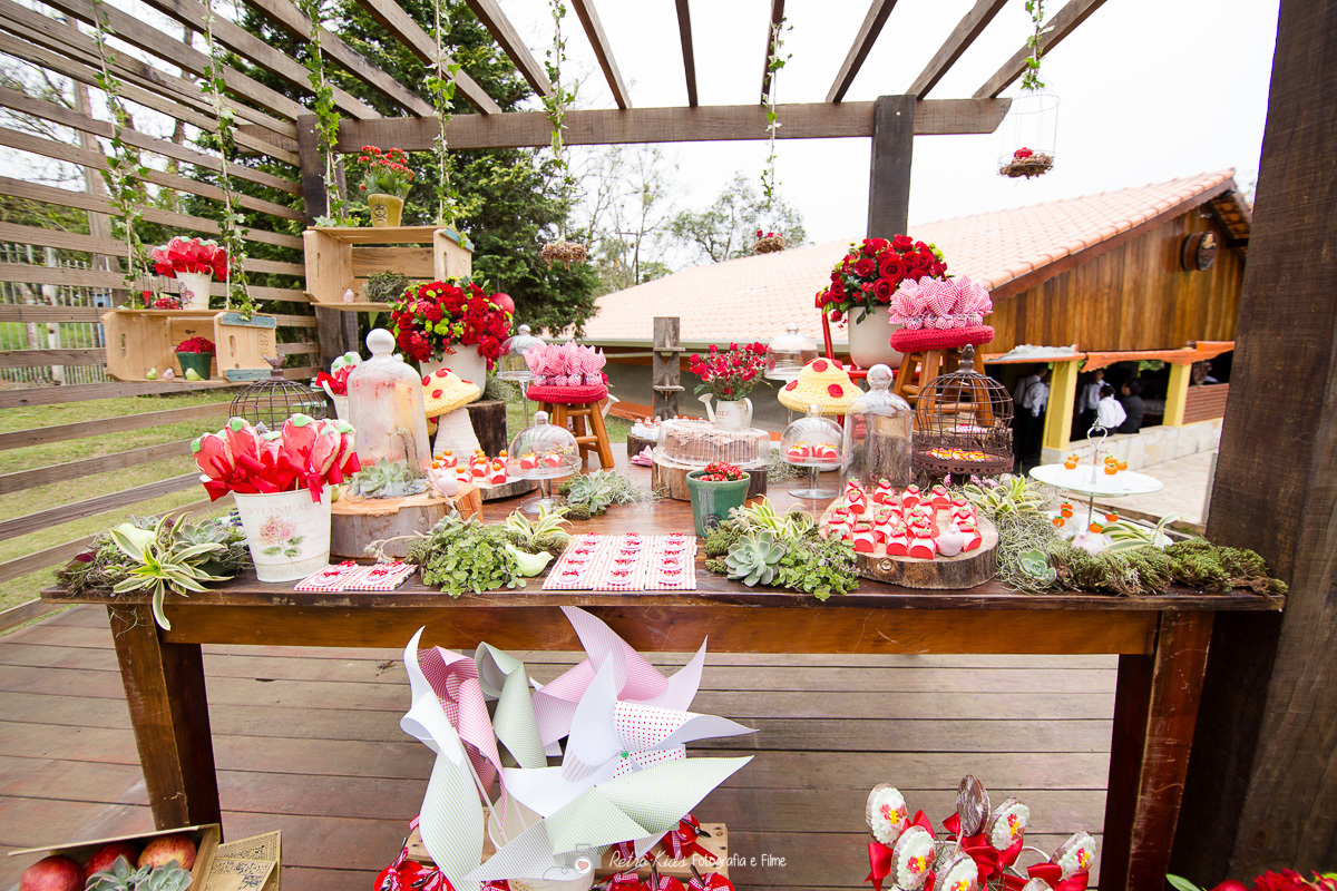 mesa de decoração infantil no condomínio em mogi das cruzes ao ar livre