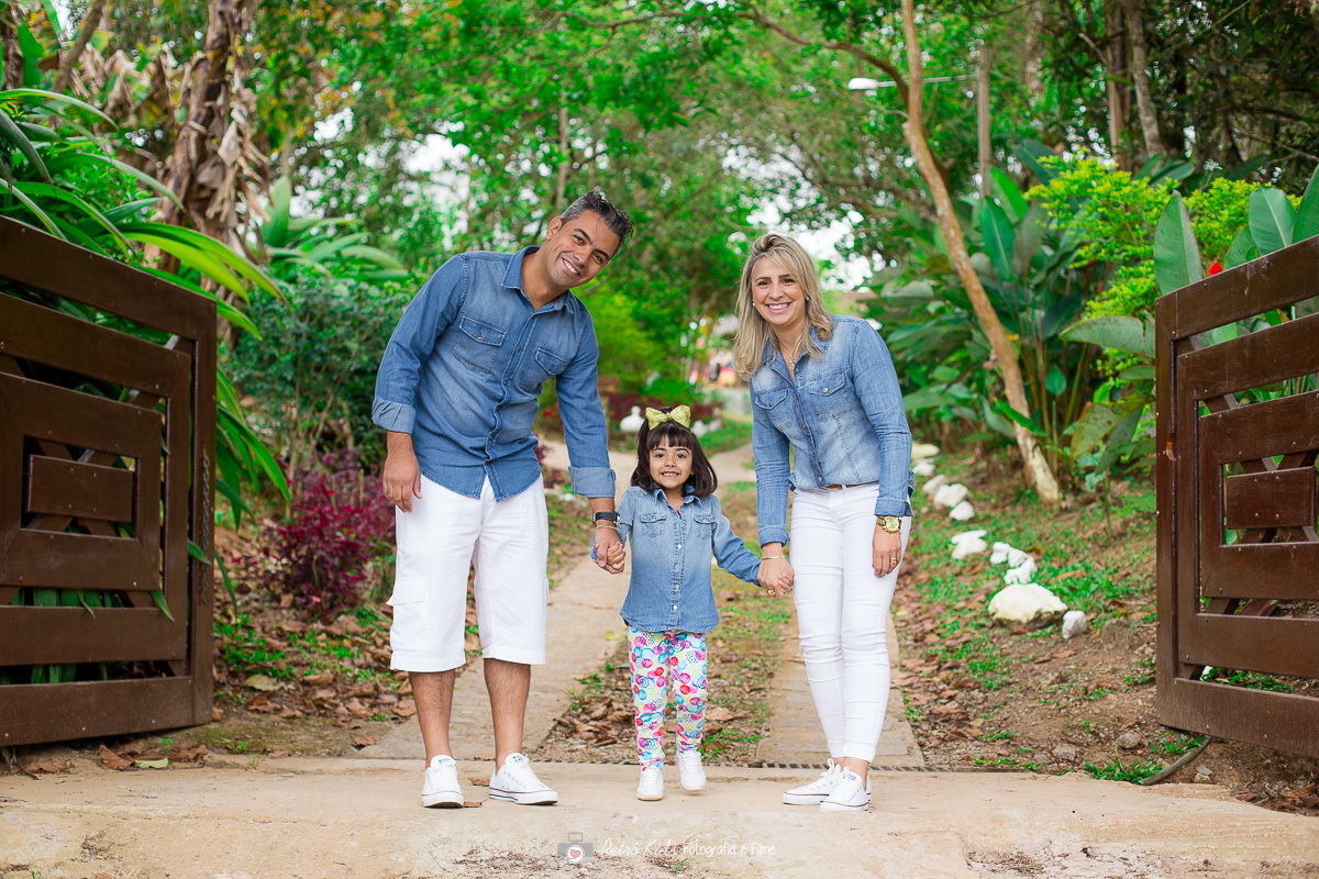 fotografia de família em frente ao sítio da festa infantil em mogi das cruzes sp