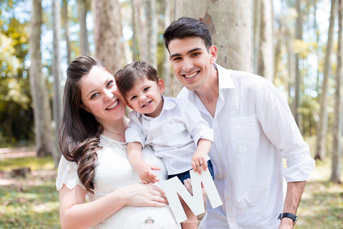 fotografia de família durante o ensaio gestante ao ar livre no parque do piqueri