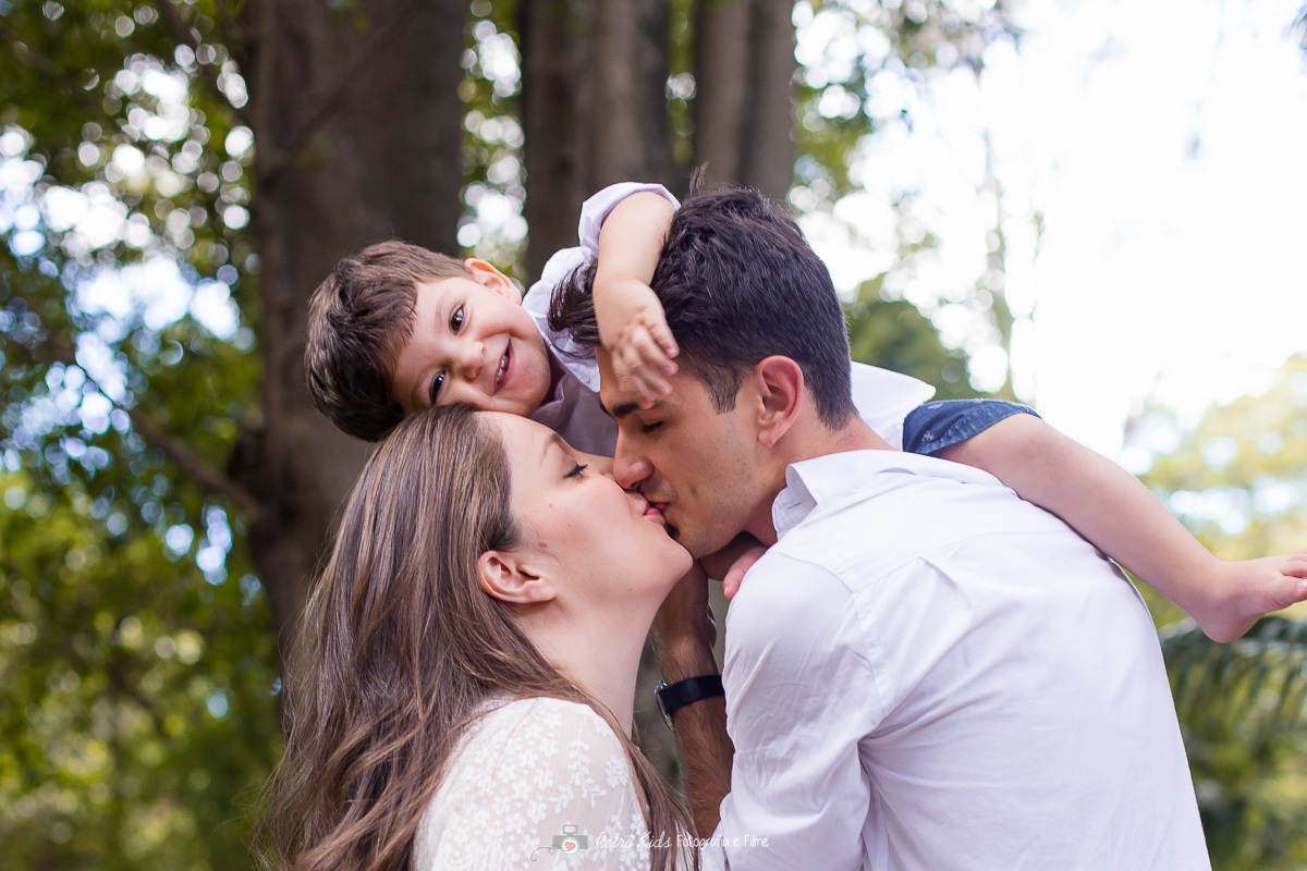 beijos durante o ensaio fotográfico no parque do piqueri em são paulo