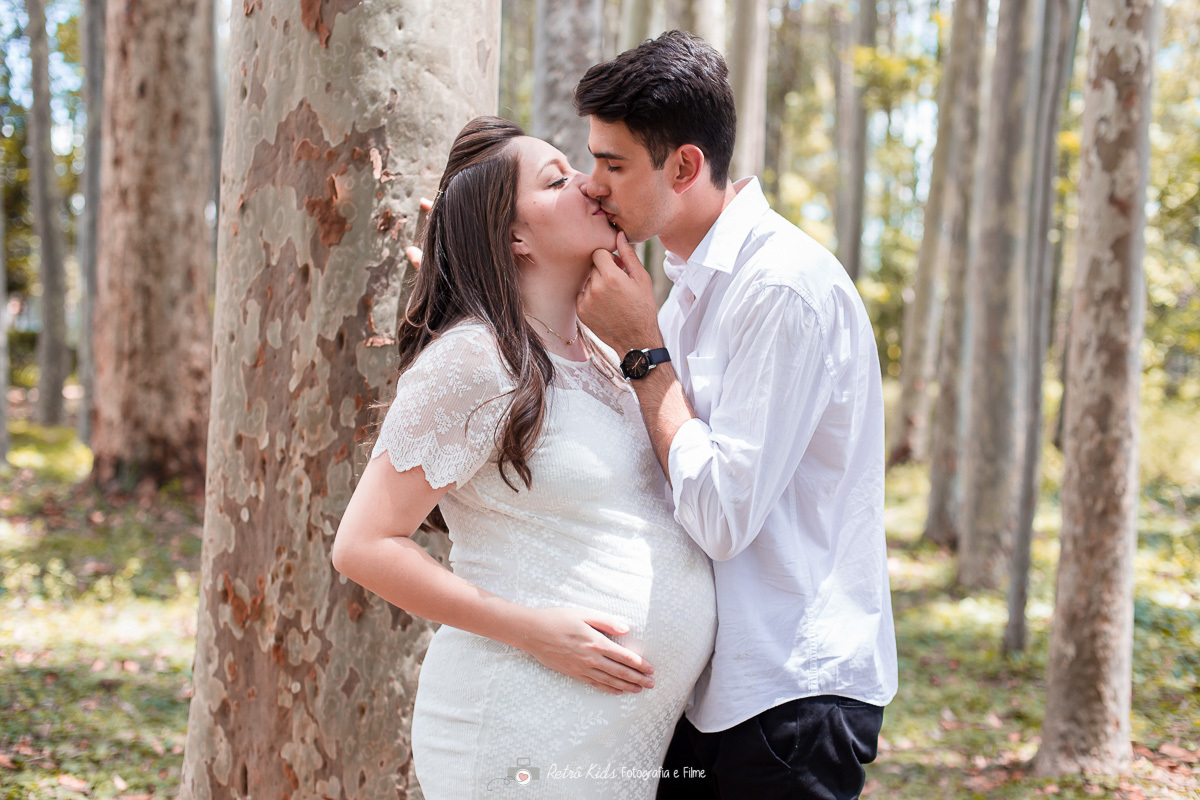 beijo durante a sessão fotográfica de gestante