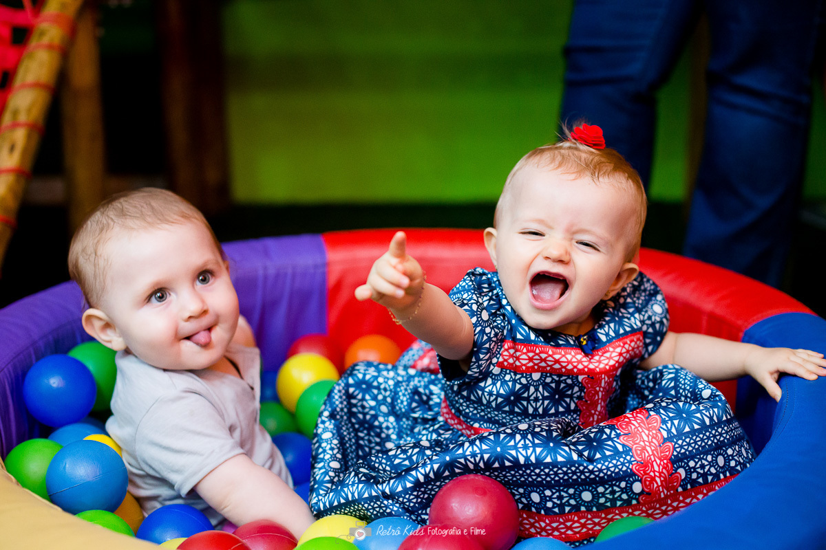 primos brincando na piscina de bolinhas no buffet infantil