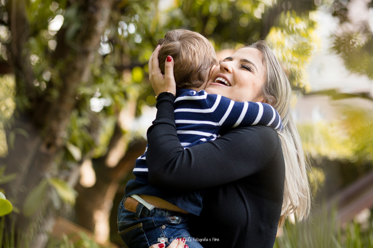 amor de mãe com o filho durante a festa do seu aniversário