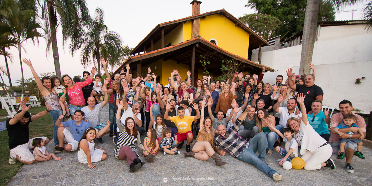 Fotografia panorâmica com a família inteira no sítio em Igaratá SP
