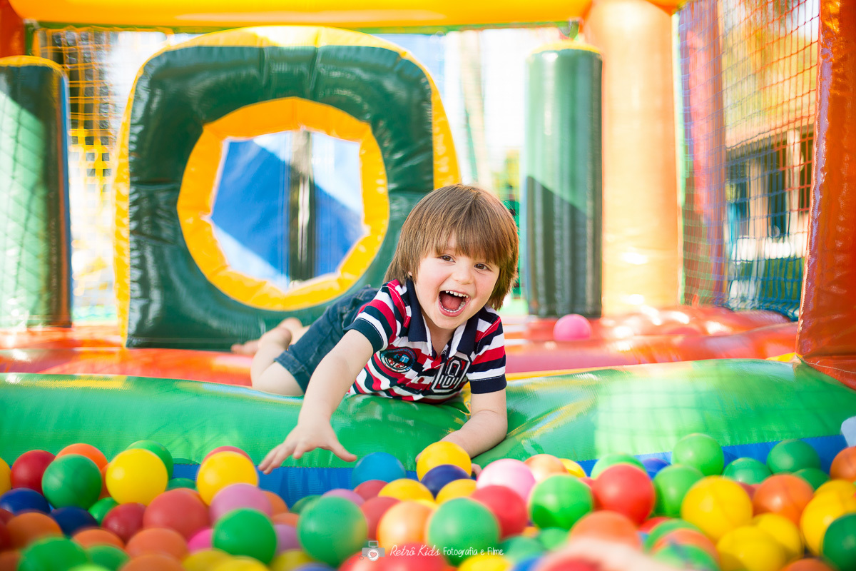 fotografia na piscina de bolinha no sítio da família em Igaratá no interior de SP
