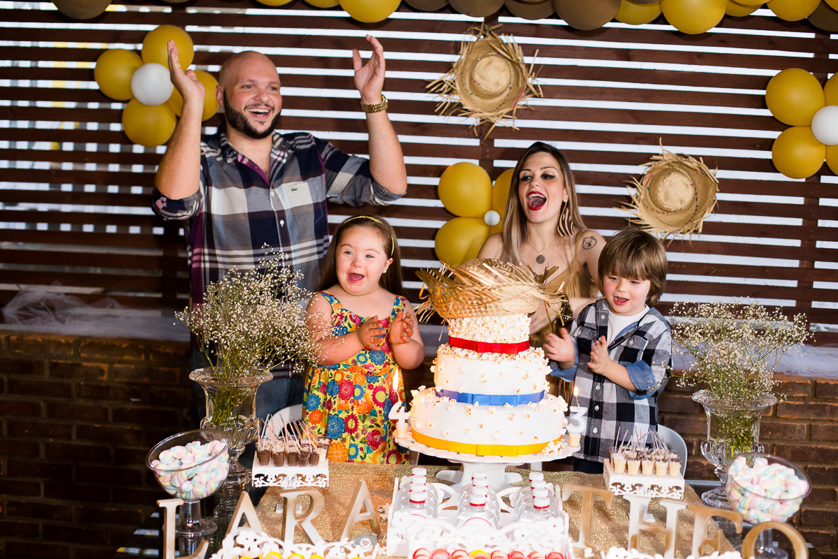 família cantando o parabéns no sítio em igaratá