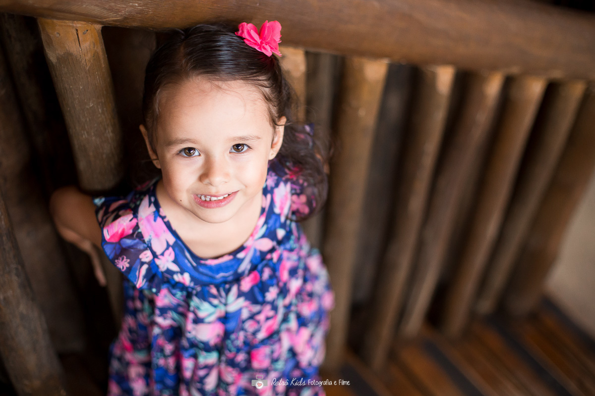 fotografia infantil na escada do buffet espaço pindorama em moema

