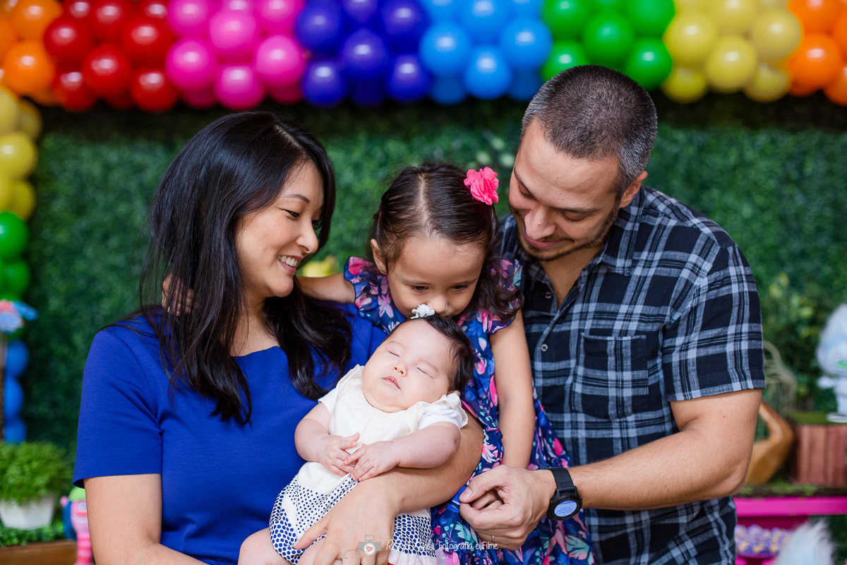 fotografia infantil na mesa de decoração com a família
