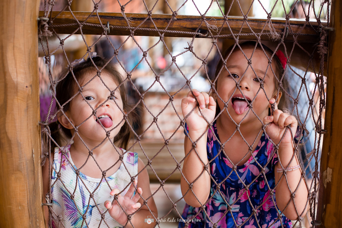 aniversáriante com a amiga da escola em sua festa
