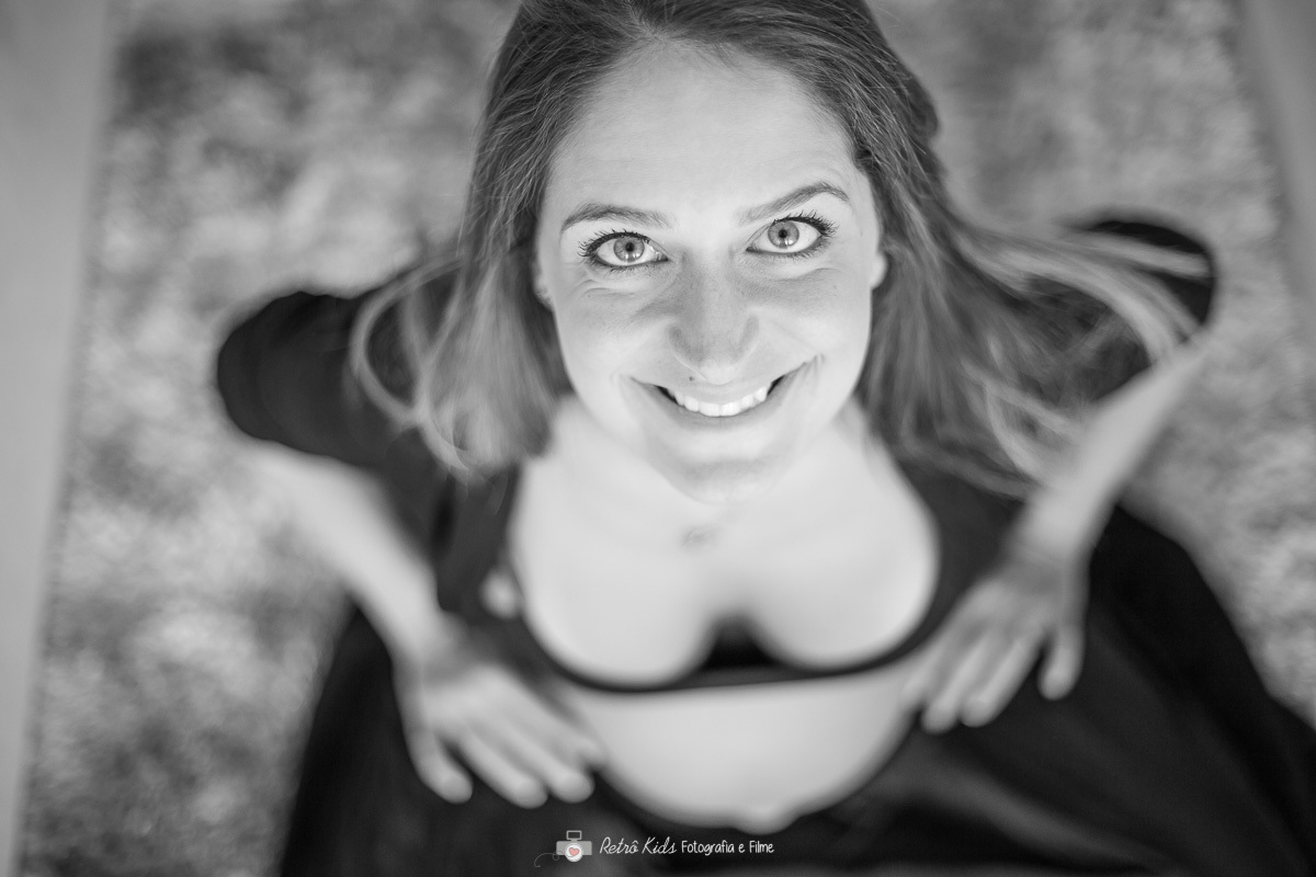 fotografia gestante preto e branco de famíla dentro do apartamento