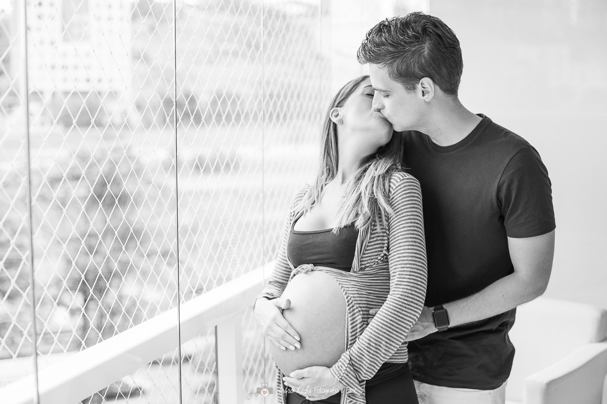 fotografia preto e branco do casal no ensaio gestante