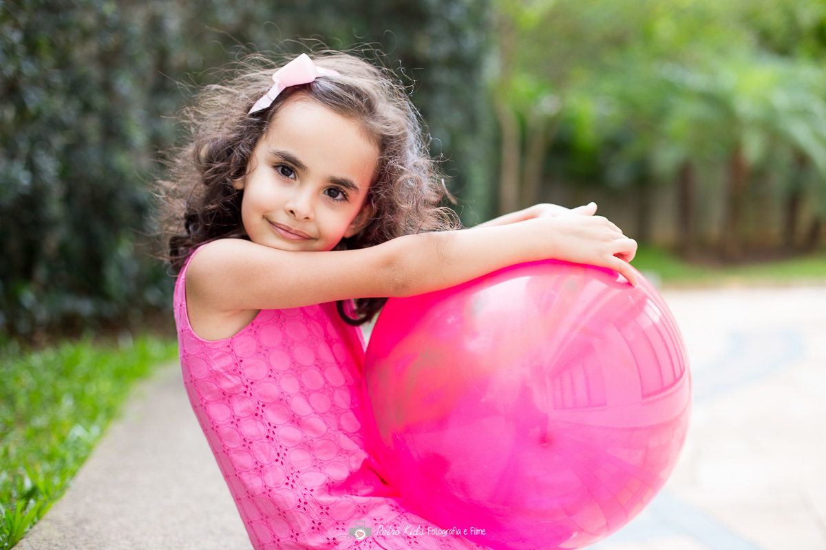 criança brincando na festa de aniversário no são do prédio
