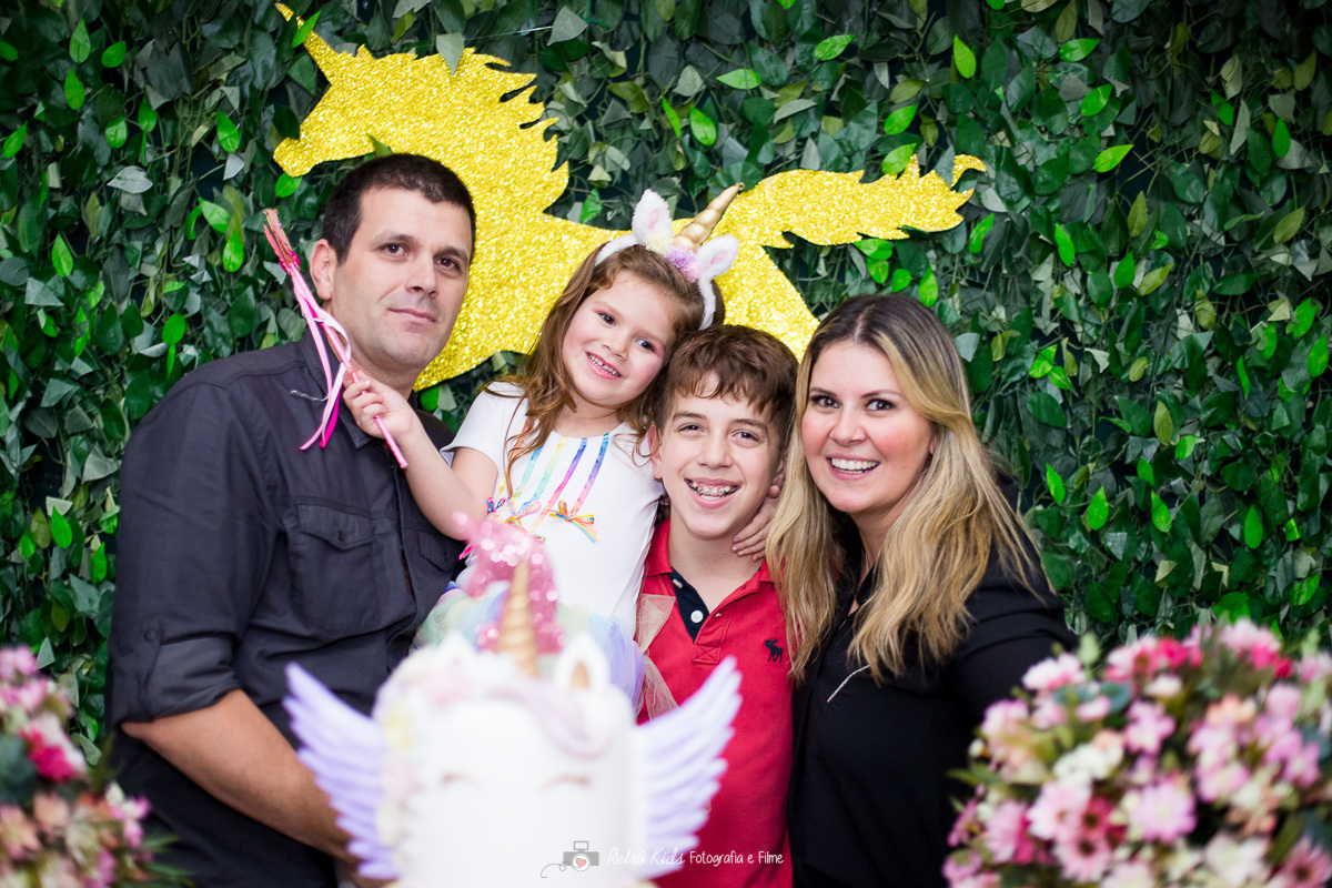 hora do parabéns em festa infantil
com o tema unicórnio