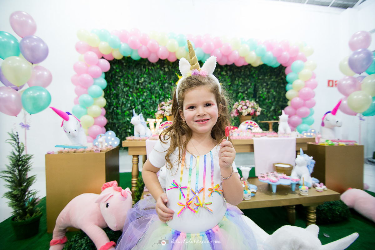 fantasia de unicórnio na festa infantil de menina com cor de rosa