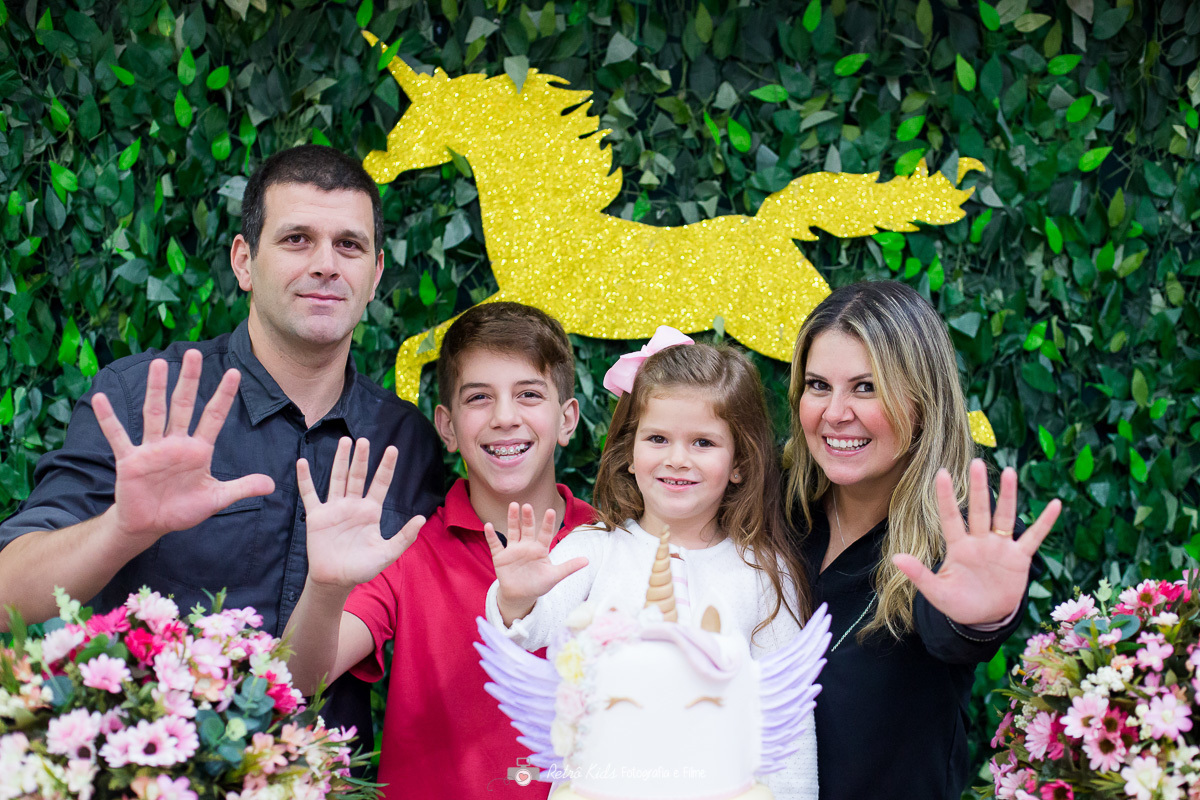 fotografia infantil em frente a mesa de decoração
