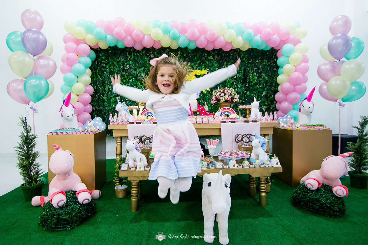 criança pulando para fotografia infantil no buffet