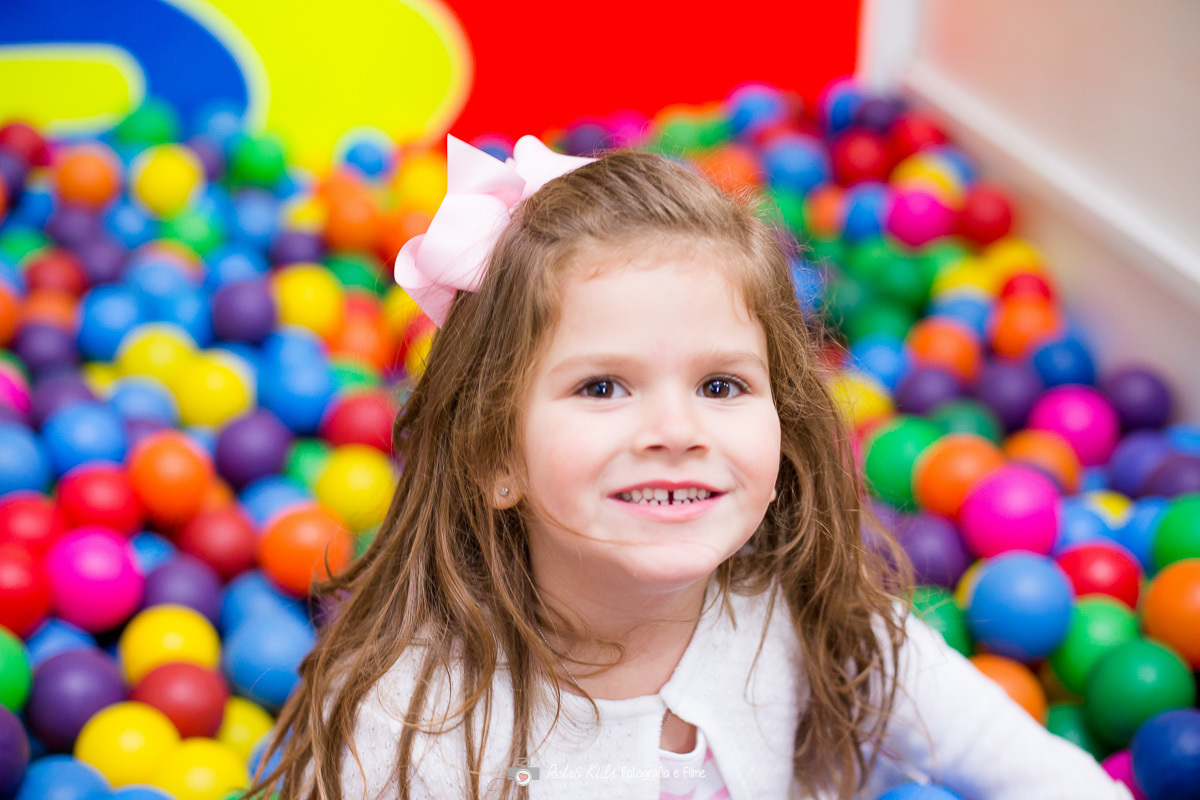 brincando na piscina de bolinhas no aniversário infanil